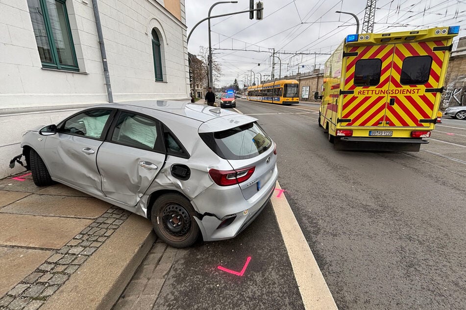 Die Fahrerseite wurde von der Bahn (die im Hintergrund zu sehen, pausieren musste) voll erwischt.
