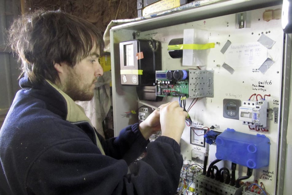 Energie-Ingenieur Willi Fischer aus Mohorn (bei Wilsdruff) verkabelt 2019 einen Schaltschrank.