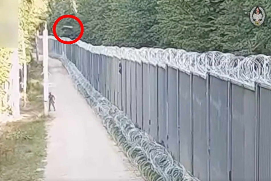 Immer wieder versuchen Migranten, aus Belarus kommend die Grenze nach Polen zu überschreiten. Dieses Mal versuchten sie, die Überwachungskameras mit Steinen zu zerstören, Außerdem warfen sie glimmende Äste über den Grenzzaun.