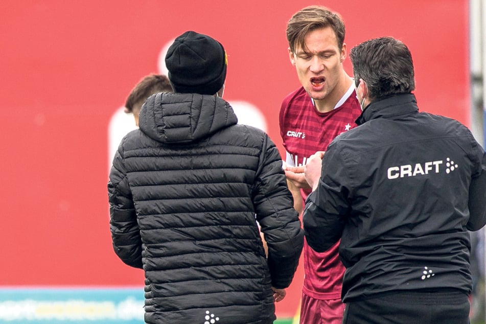 Beim Spiel in Lotte bekam Tim Knipping (28) einen Schlag ins Gesicht, spuckte danach Blut.