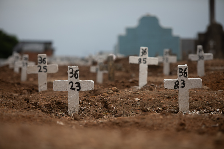 Einfache Kreuze mit Nummern stehen an Gräbern auf dem Friedhof von Iraja, im Norden der Stadt. Ursprünglich für die Armen vorgesehen, sind die Gräber ohne Namen in der Corona-Pandemie zu einer der wenigen erschwinglichen Optionen für viele Familien geworden, Angehörige zu begraben.