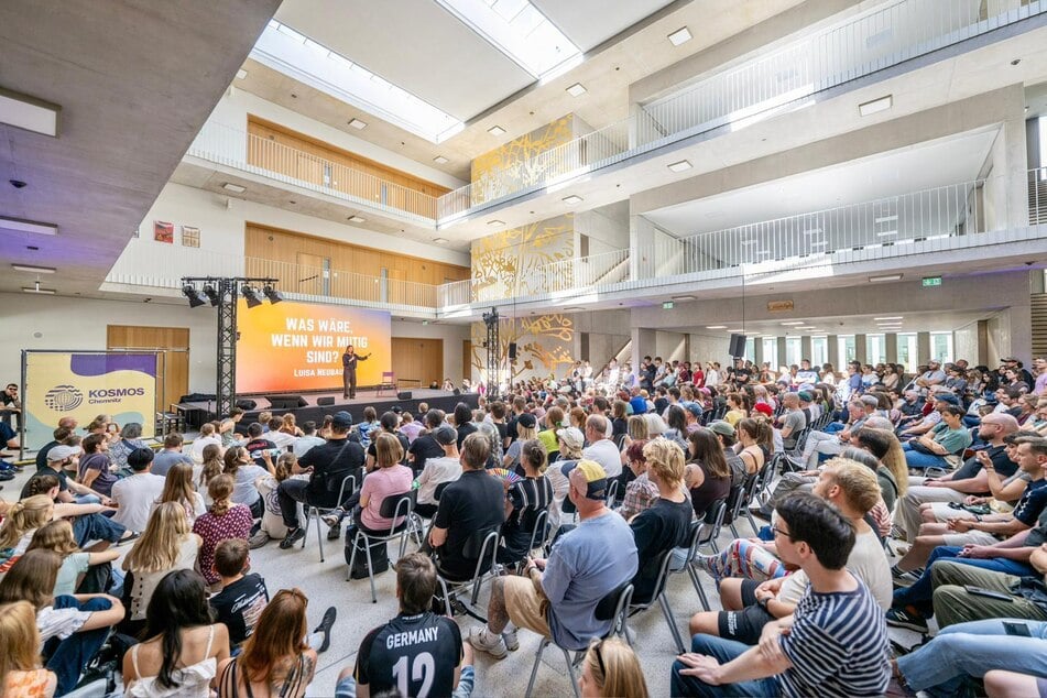 Bei dem Auftritt von Luisa Neubauer war das Atrium der Oberschule am Hartmannplatz gut gefüllt.