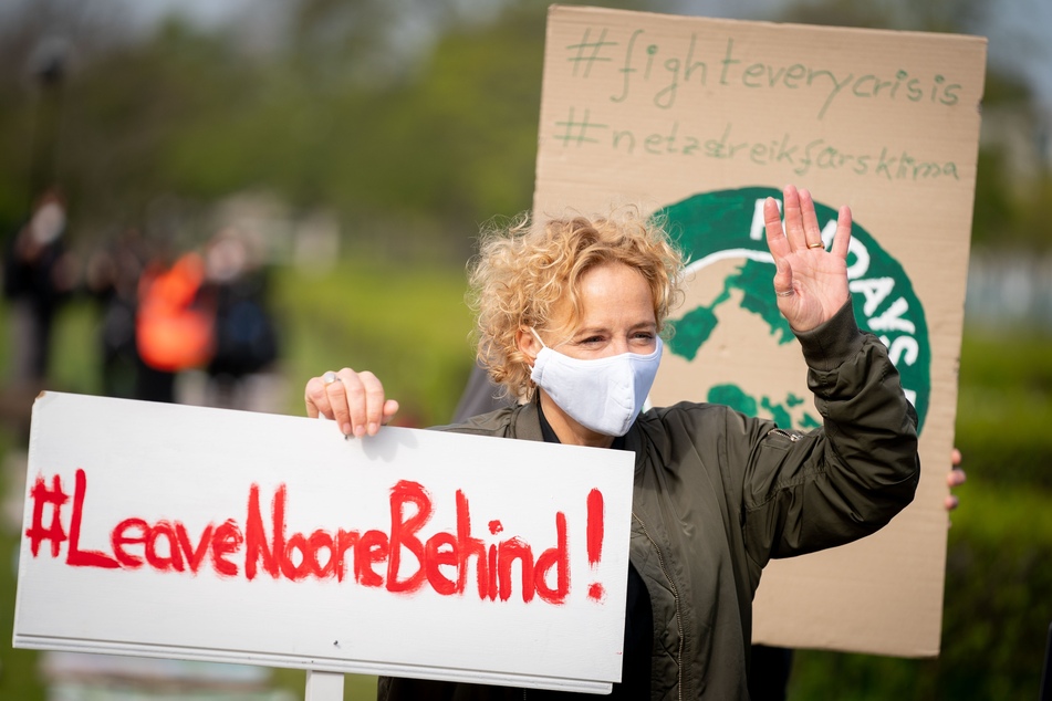 Katja Riemann, Schauspielerin, nimmt mit einem Plakat mit der Aufschrift "#LeaveNoOneBehind" am alternativen Klimastreik von Fridays for Future auf der Reichstagswiese teil.