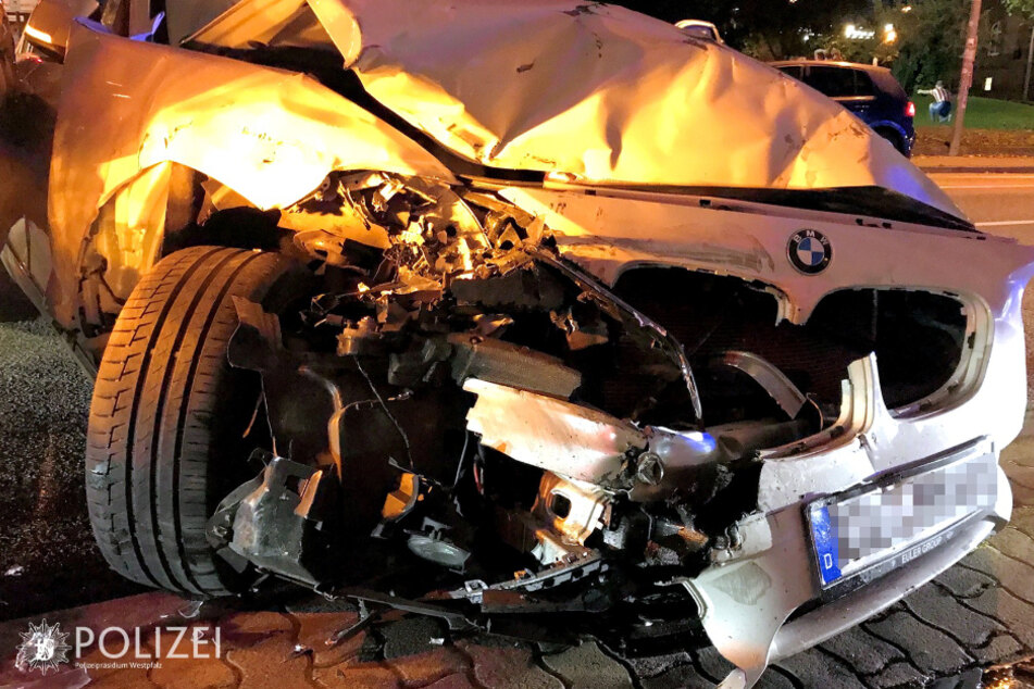 Vermutlich entstand Totalschaden am Auto.