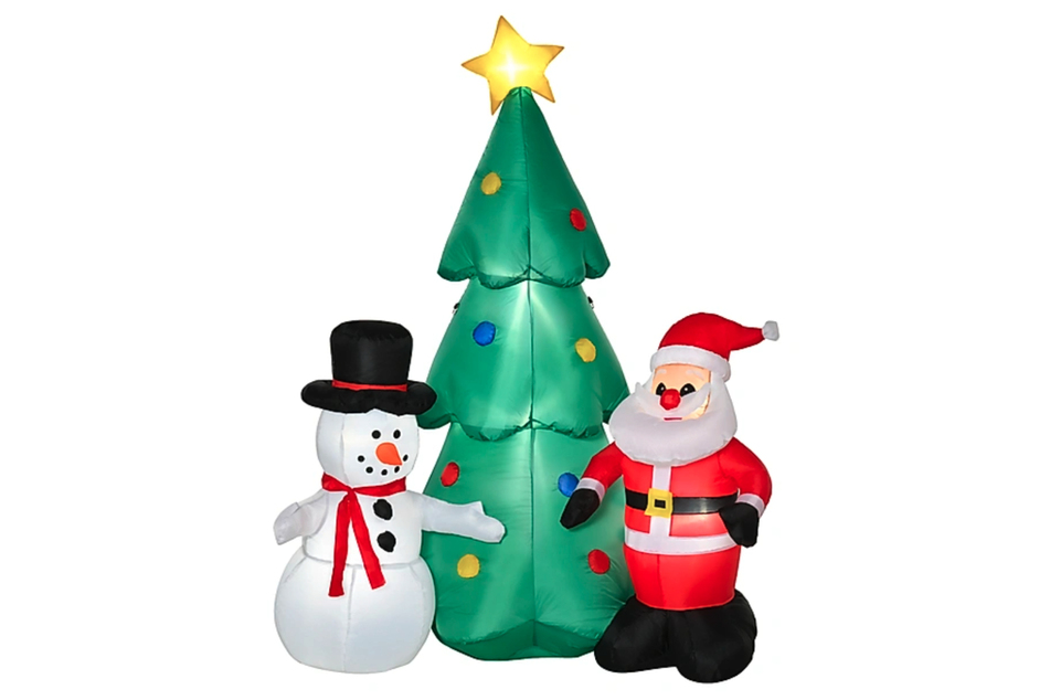 Diese ausfbalsbare Weihnachtsbeleuchtung zeigt einen Schneemann und einen Weihnachtsmann neben einem Weihnachtsbaum.