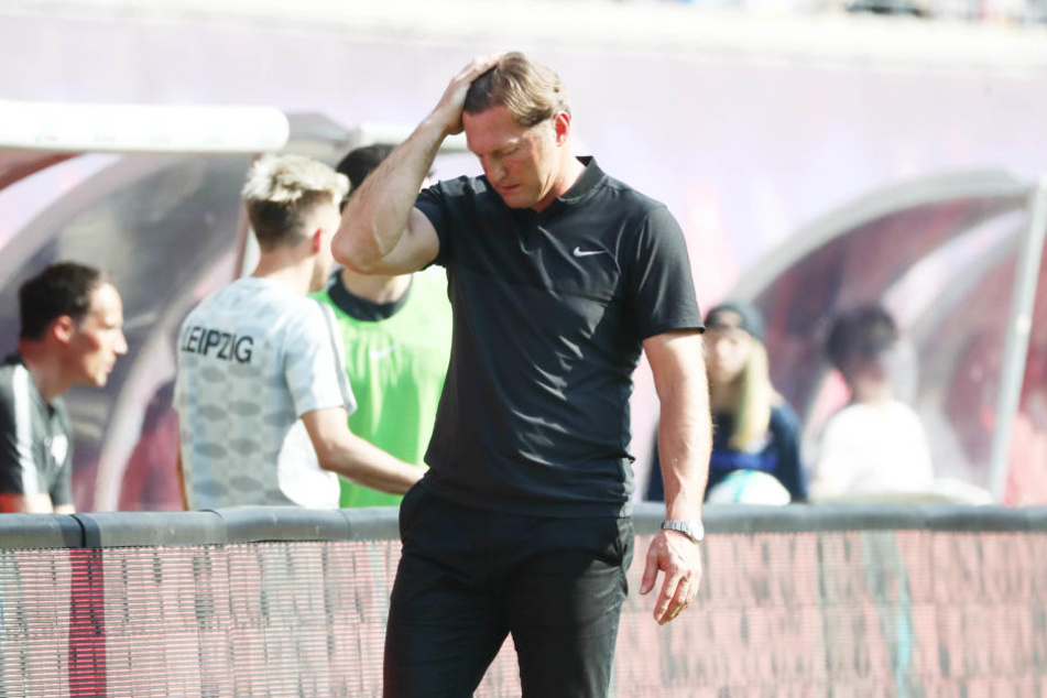 Absolut verzweifelt! In den letzten Wochen offenbarte RB Leipzig einige ungewohnte Schwachstellen. Viel Arbeit kommt für Trainer Ralph Hasenhüttl in den letzten drei Wochen zu.