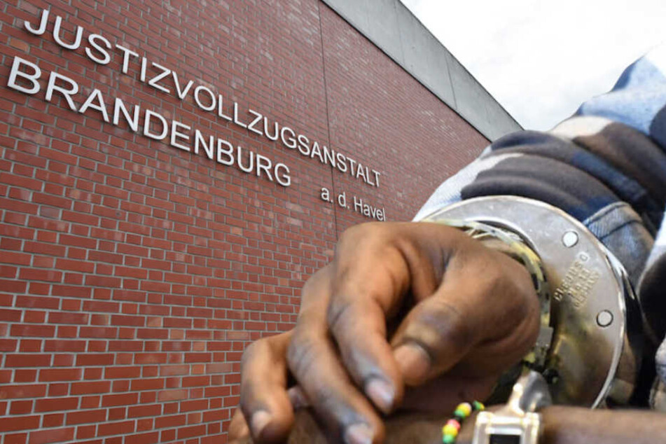 Der verletzte Afrikaner (24) wurde auf die Krankenstation der JVA Brandenburg verlegt. (Bildmontage)