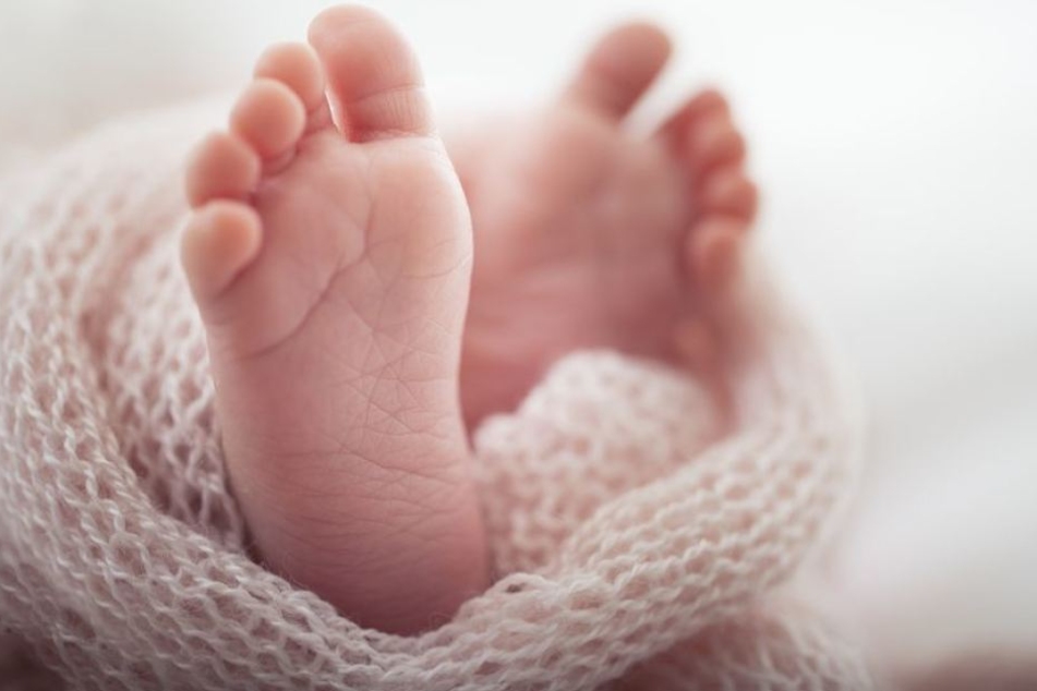 Die Haarsträhne der Mutter hat sich um die Zehen ihres Babys gewickelt, sodass die Blutzufuhr unterbrochen wurde. (Symbolbild)