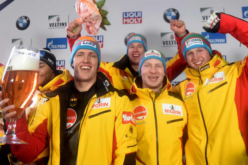 Das Team aus Deutschland mit Candy Bauer (l-r), Francesco Friedrich, Thorsten Margis und Alexander Schueller freut sich über den ersten Platz.