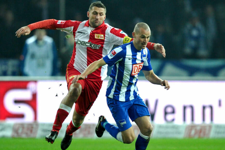 Unions Berlins Torsten Mattuschka im Zweikampf mit Per Kluge beim Stadtderby im Februar 2013.