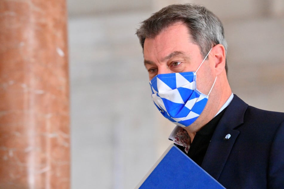 Markus Söder (53, CSU), Ministerpräsident von Bayern, trägt zu Beginn der Kabinettssitzung in der Bayerischen Staatskanzlei eine Maske in den bayerischen Landesfarben.