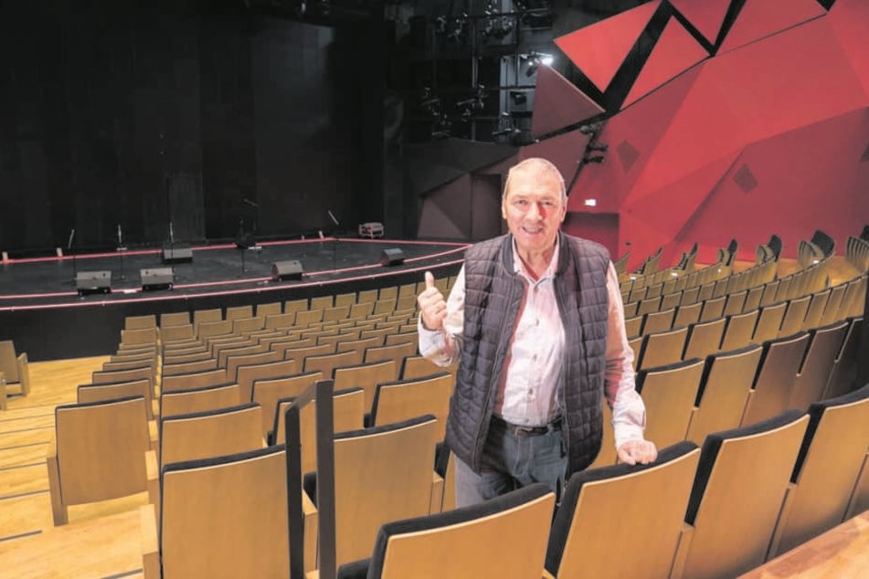 Operetten-Intendant Wolfgang Schaller (65) zeigte Anfang November den beschädigten Bühnenraum im Saal des Theaters.