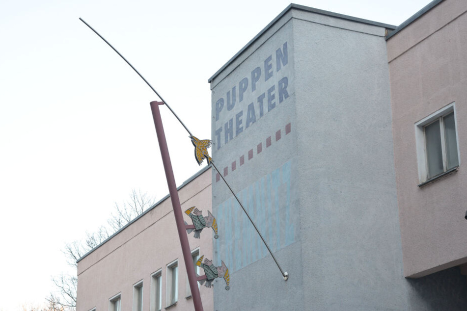 Das Figurentheater ließ einst im Luxor die Puppen tanzen. Diese Plastik erinnert daran.