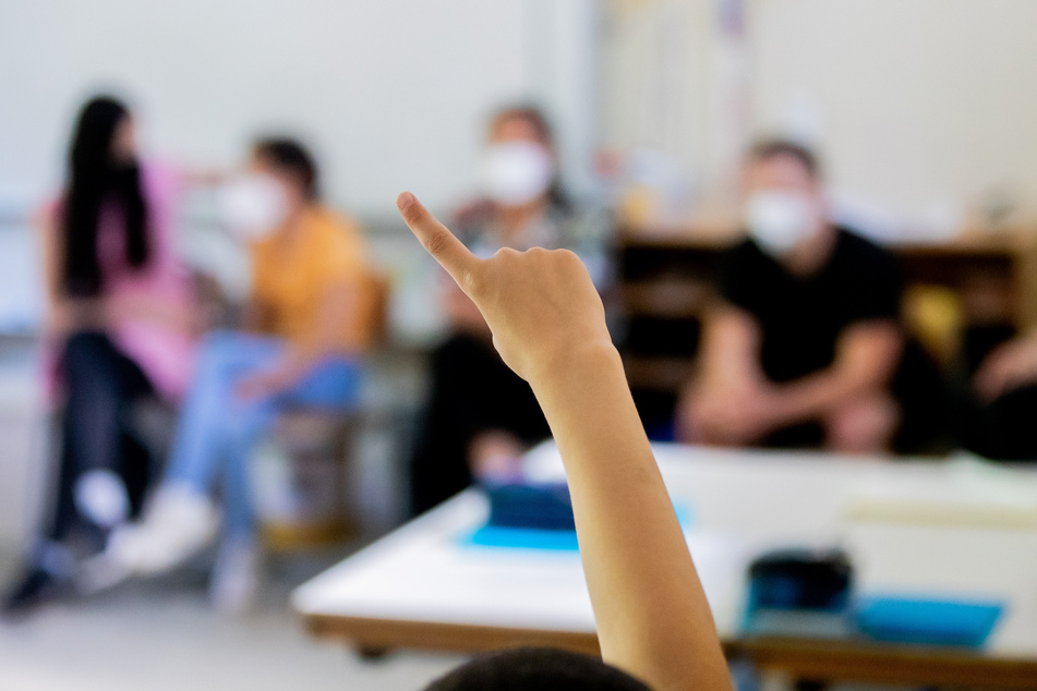 Ein Schüler meldet sich in einer gemischten Klasse der Stufen 4-6 an der Fritz-Karsen-Schule im Berliner Ortsteil Britz.