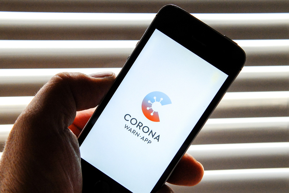 Anwender der künftigen Corona-Warn-App können auch über eine Telefonhotline ihren Infektionsstatus in der App aktualisieren, wenn sie positiv getestet wurden.