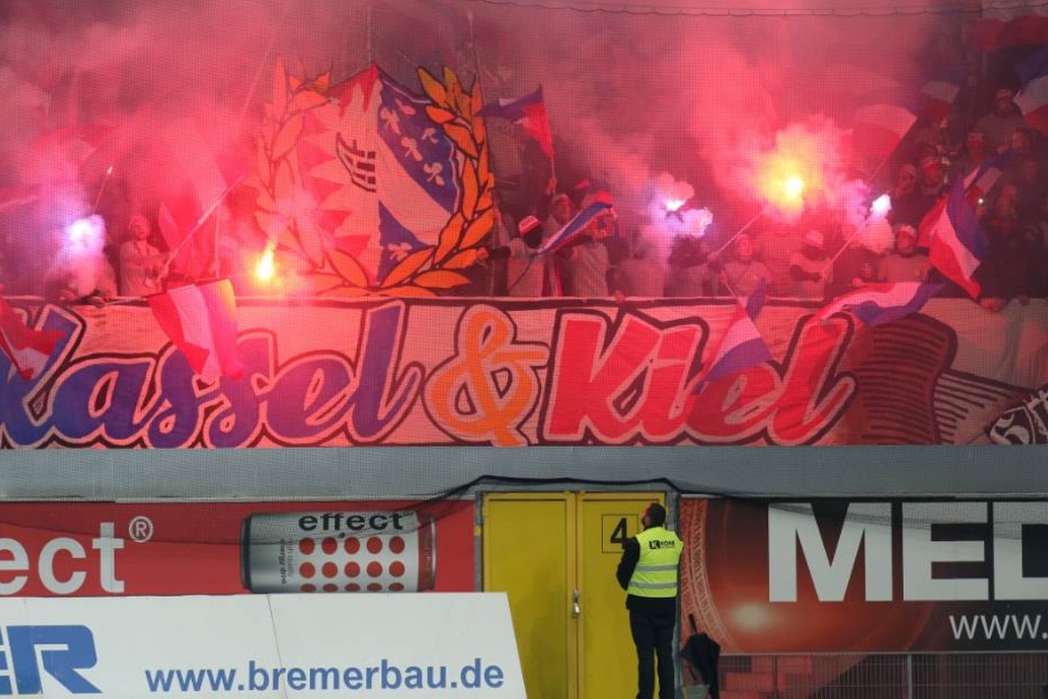 Die Fans aus Kiel zünden Pyrotechnik zu Spielbeginn.