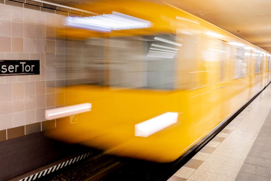 Ein 29-Jähriger ist von einer U-Bahn erfasst worden. (Symbolbild)