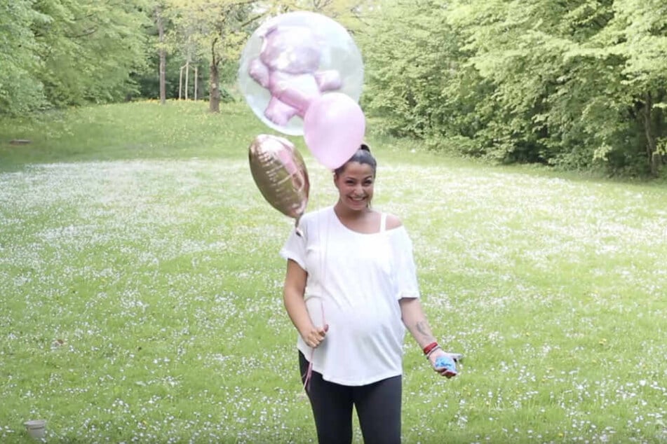 Am Ende des Videos führt sie ihre Fans mit rosa Ballons in die Irre, doch dann schießt blaues Pulver durchs Bild.