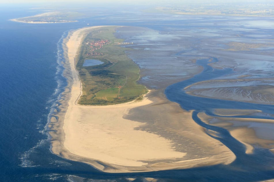 Die Luftaufnahme zeigt die ostfriesische Insel Juist im Nationalpark Niedersächsisches Wattenmeer.