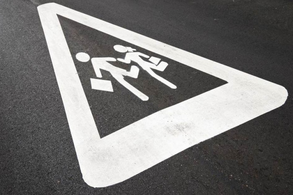 Ein Mädchen wurde auf dem Schulweg von einem Auto angefahren. Der Fahrer flüchtete. (Symbolbild)