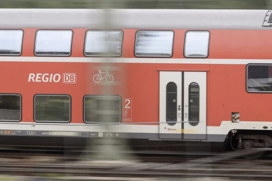 Der 65-Jährige hatte in einer Regionalbahn für Unruhe gesorgt. (Symbolfoto)