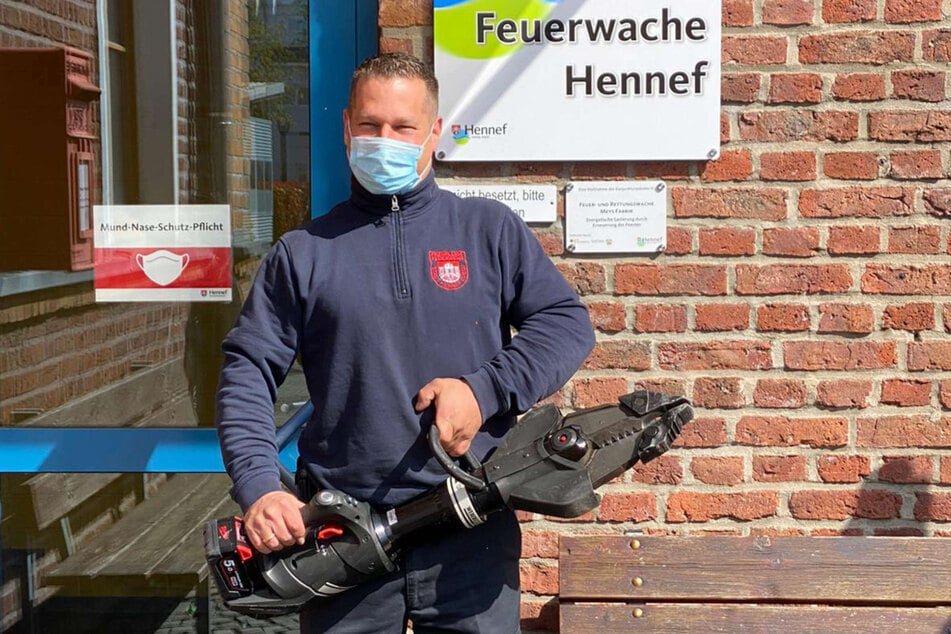 Am Donnerstag musste der Einsatzleiter der Feuerwehr in Hennef ein Mädchen (6) befreien, das in einem Klettergerüst seiner Kita feststeckte.