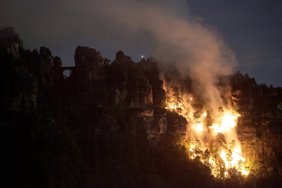 Im Juli 2022 brannte das Areal zwischen Bastei und Kanapee-Aussicht zwei Tage lang lichterloh. In der schwer zugänglichen Steillage hatte glühende Shisha-Kohle das Feuer ausgelöst.