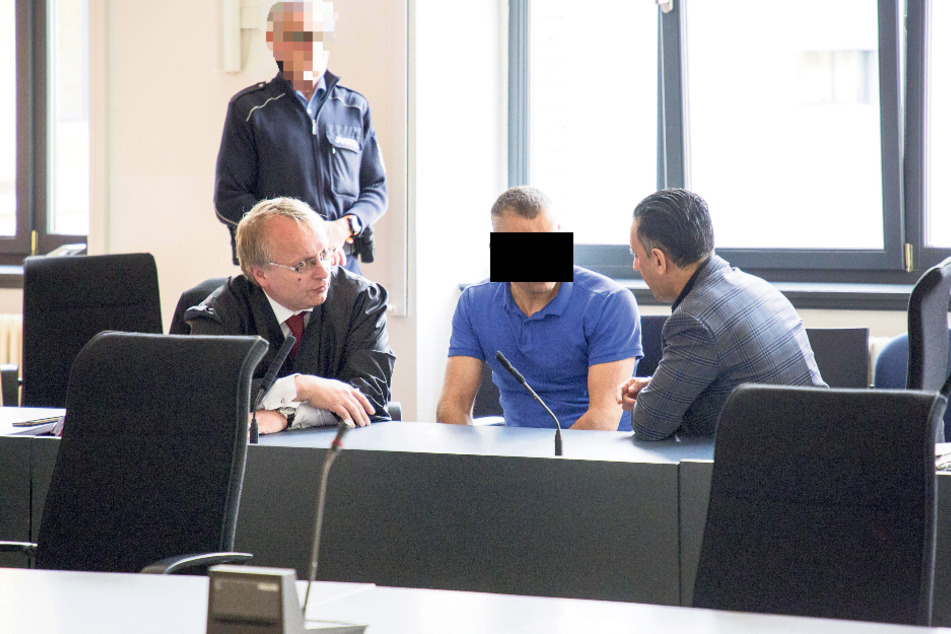 Akbar A. (27, M.) im Gespräch mit seinem Anwalt Ulf Israel (l.) und dem Dolmetscher.