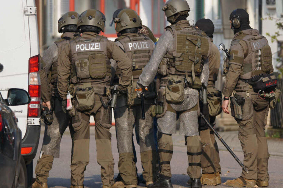 Da der Mann mit einem Messer auf dem Fenstersims saß und drohte, sich umzubringen, wurden Spezialeinsatzkräfte des SEK hinzugezogen.