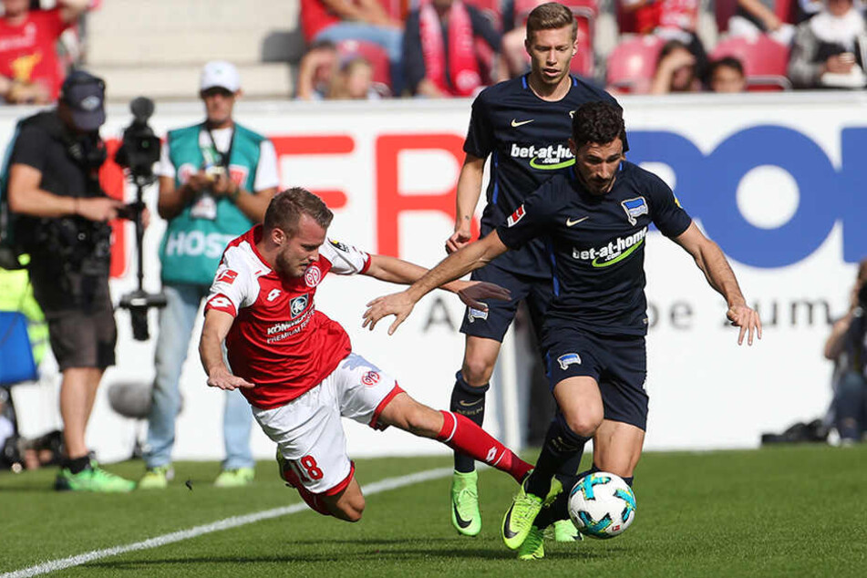 Die Berliner Tormaschine Mathew Leckie blieb heute blass. Hier im Zweikampf mit Mainzer Daniel Brosinski (l).