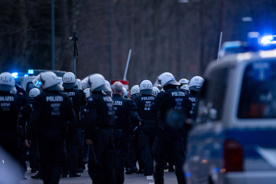 Beamte der Kölner Polizei wurden nach dem Derby rund ums RheinEnergie-Stadion von hunderten gewaltbereiten Fans angegriffen.