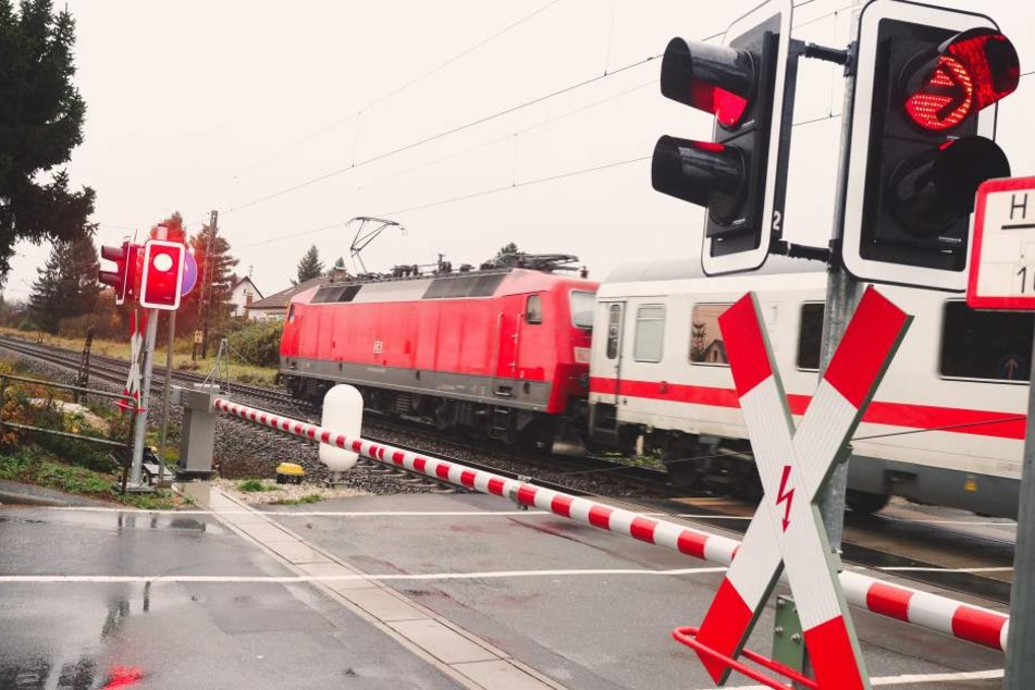 Die 68-Jährige ist trotz geschlossener Schranken auf den Bahnübergang entlang gegangen. Mit verheerenden Folgen. (Symbolbild)