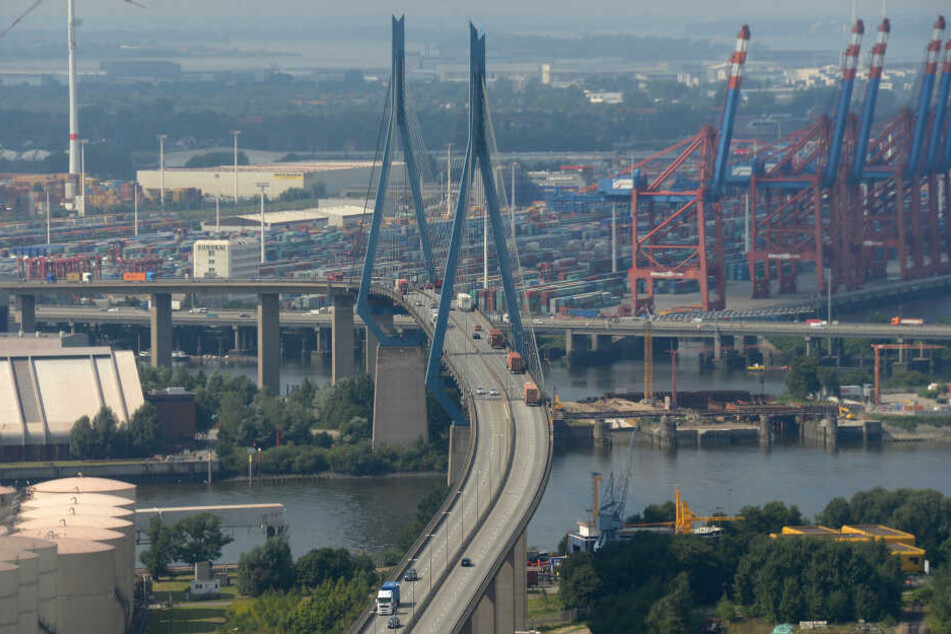 Versiegelte Industrie-, Siedlungs- und Verkehrsflächen gibt es in Großstädten wie Hamburg viele. Die Bürgerschaft meint es sei an der Zeit, der Natur mit besser geschützten Biotopen der Rücken zu stärken.