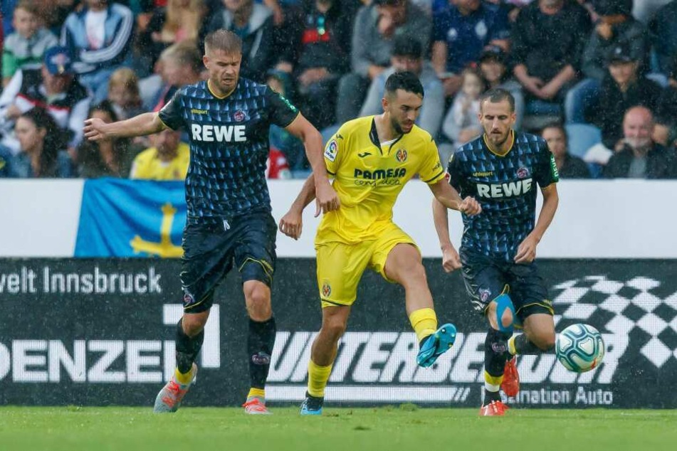 Simon Terodde (Köln) und Dominick Drexler (Köln) nehmen Manu Morlanes (Villareal) in die Zange.
