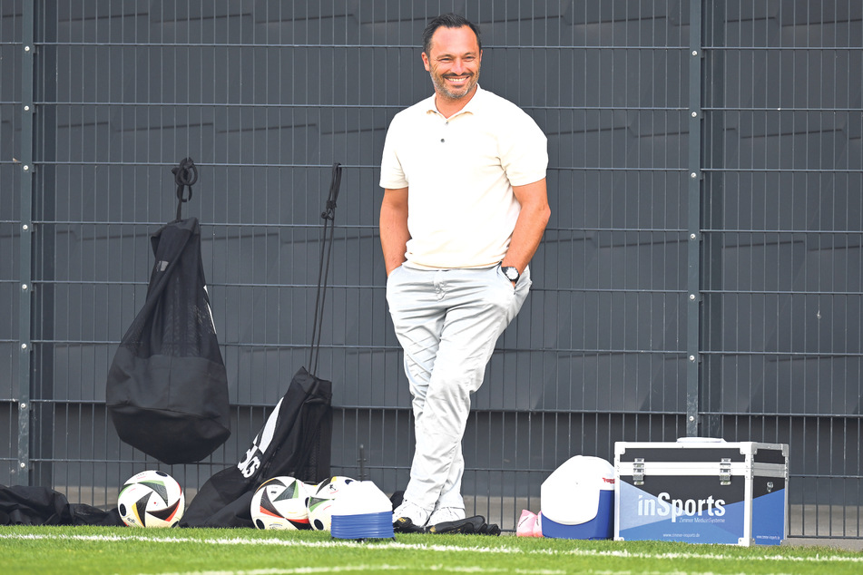 Ein gut gelaunter Sport-Geschäftsführer! Thomas Brendel (41) lehnt am Trainingszentrum lässig am Zaun. Weiß er schon, wen er noch zu Dynamo holen will?