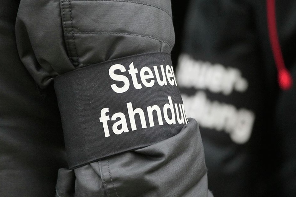 Steuerfahnder im Einsatz (Symbolbild).