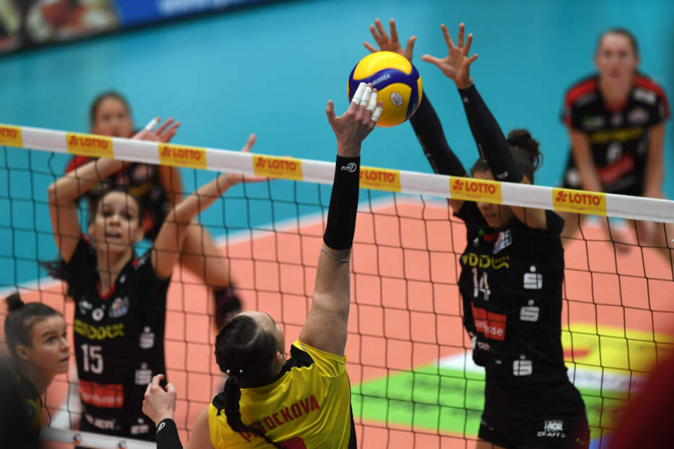 Szene vom 3:1-Sieg in Thüringen: Nikola Radosova (r.) blockt Suhls Tereza Patockova ab.