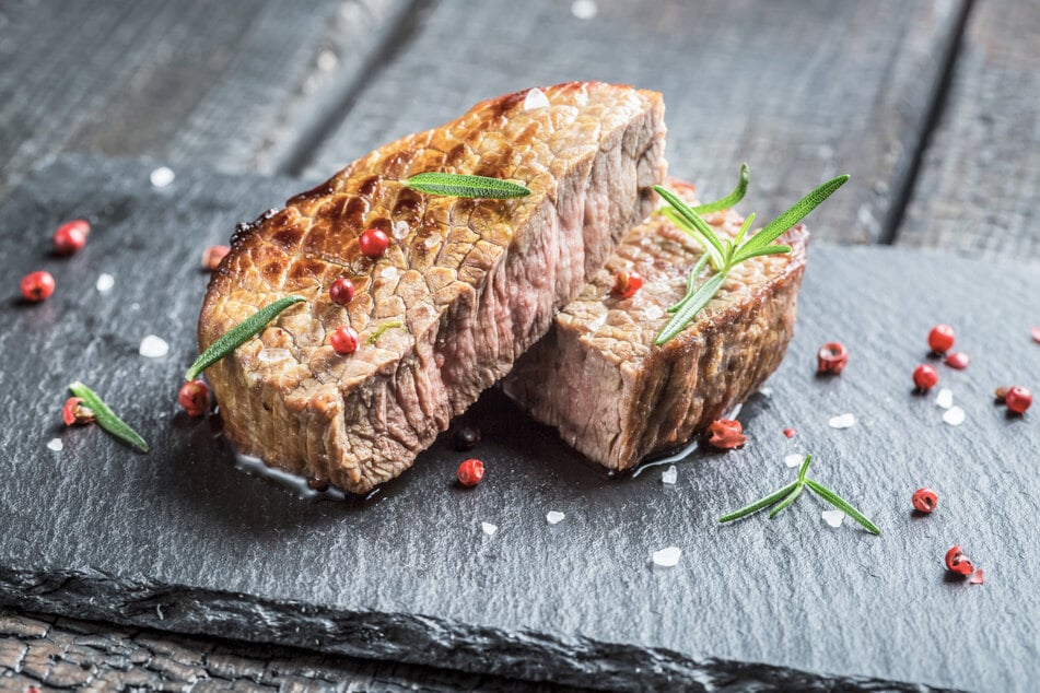 Fleisch ist Bellas Gemüse! Grünzeug auf ihrem Steak würde die Influencerin mit Sicherheit aussortieren. (Symbolbild)