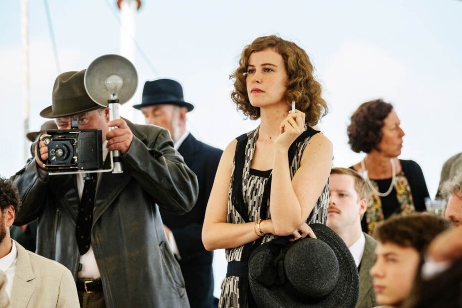 Dorothea (Carla Juri) steht ihrem Mann bei.
