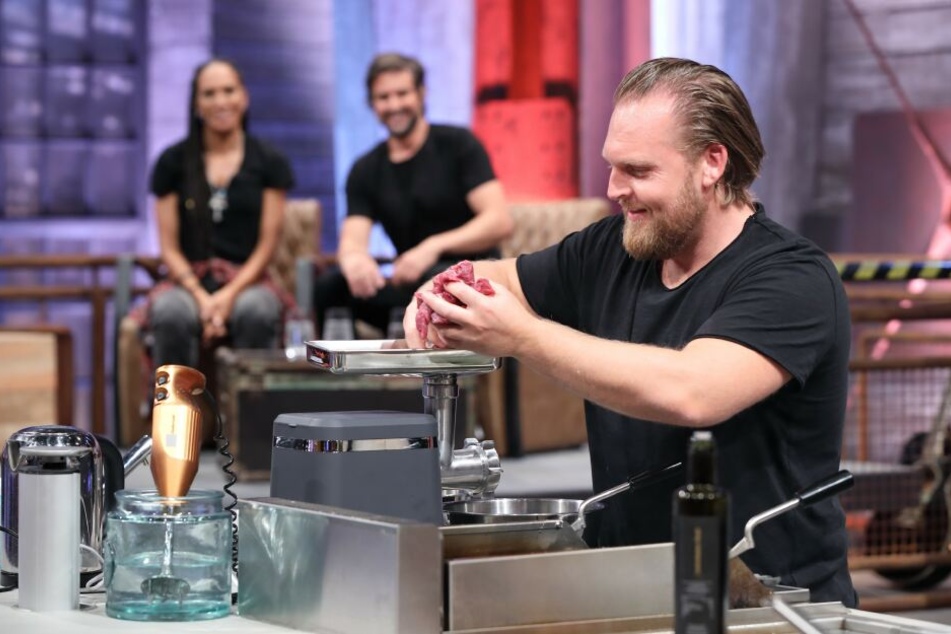 Axel Stein bereitet seinen Pfannkuchen mit Hack vor.