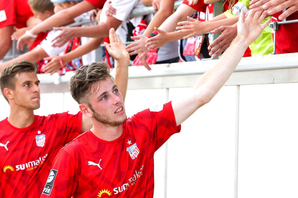 Leon Jensen (vorn) klatscht mit den FSV-Fans ab