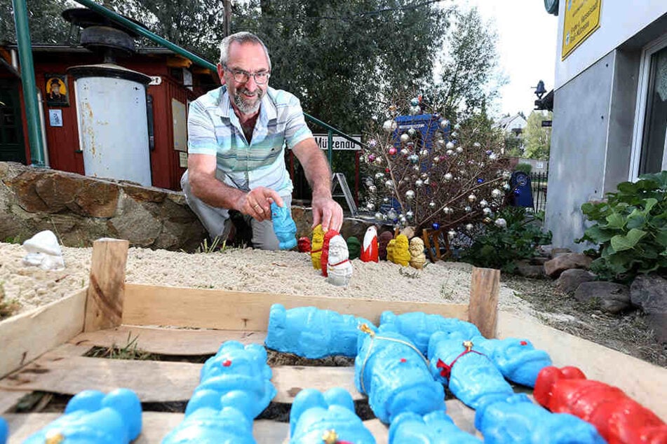 In Lunzenau gießt Matthias Lehmann (60) schon seit fast einem Jahr Miniatur-Weihnachtsmänner aus Beton und bemalt sie bunt.