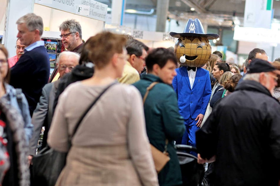 Das Leipziger Messe-Männchen hat allen Grund zur Freude. Zur Halbzeit freut sich die Buchmesse in Leipzig über ein dickes Besucherplus.