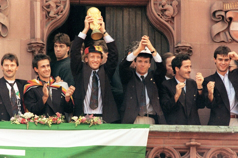 Lothar Matthäus (62, 4.v.l.) und Andreas Brehme (3.v.l.) feiern den WM-Titel 1990.