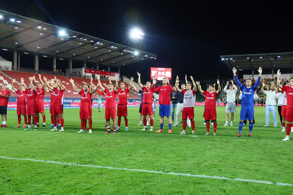 Die FSV-Kicker ließen sich nach dem Spiel vom eigenen Anhang für den letztendlich klaren 3:0-Heimsieg feiern.