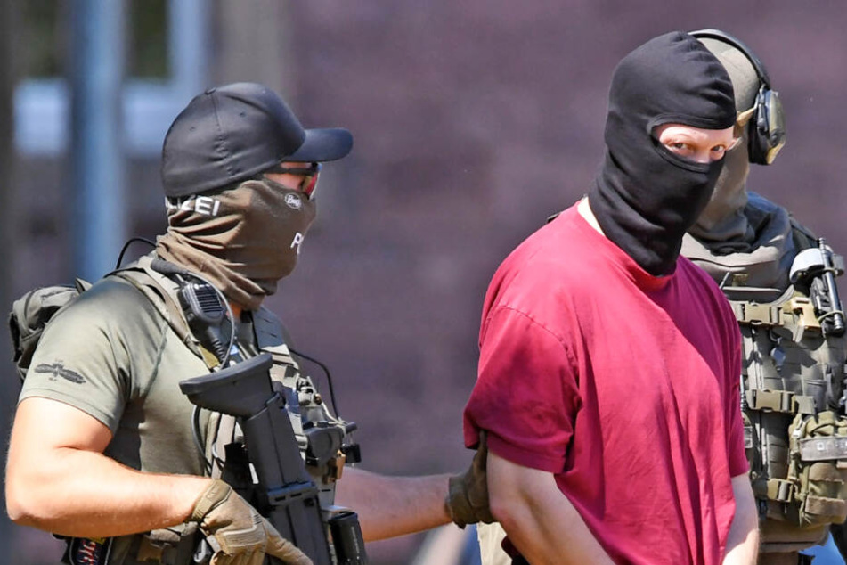 Das Foto entstand am 2. Juli 2019: Es zeigt den Tatverdächtigen im Miordfall Lübcke, Stephan E. (Rotes T-Shirt), wie er nach einem Haftprüfungstermin beim Bundesgerichtshof (BGH) zu einem Hubschrauber gebracht wird.