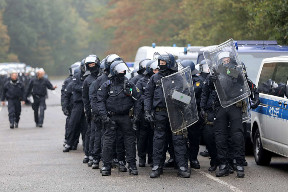 Die Polizei bereitet sich auf einen Großeinsatz im Hambacher Forst am Donnerstag (13.09.) vor.