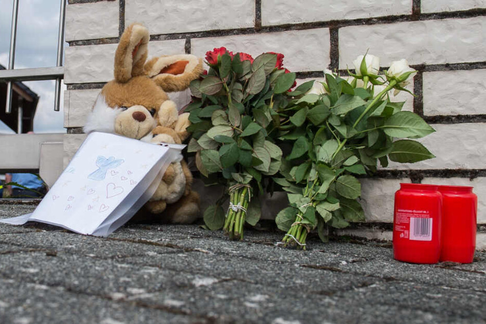 Zeichen der Anteilnahme: Vor dem Haus wurden damals Blumen und Kerzen abgelegt.