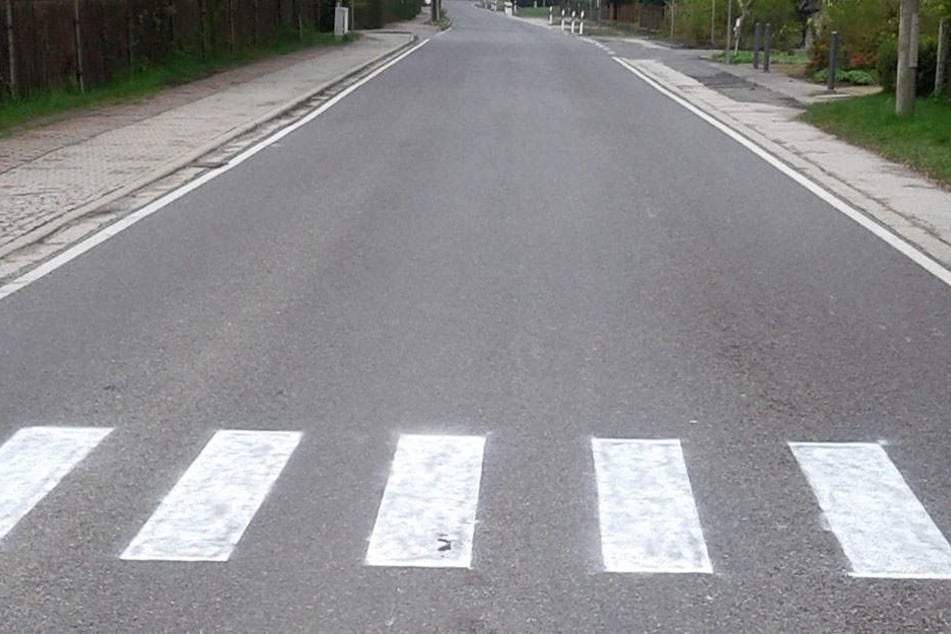 Diesen Zebrastreifen malten Unbekannte auf die Dorfstraße in Schwarzkollm