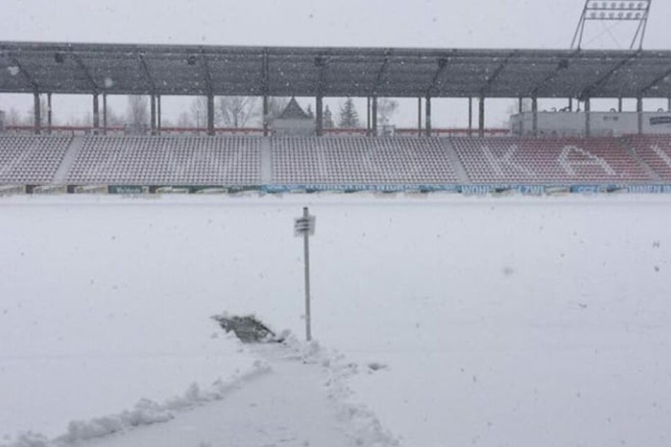 Das Stadion Zwickau ist komplett eingeschneit.